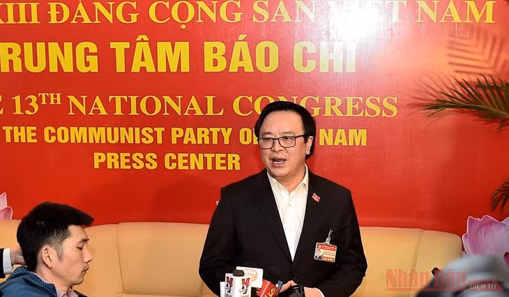 Đồng chí Hoàng Bình Quân, Trưởng Ban Đối ngoại T.Ư trả lời phỏng vấn báo chí bên lề Đại hội Đảng lần thứ XIII chiều 27-1. Ảnh: DUY LINH.