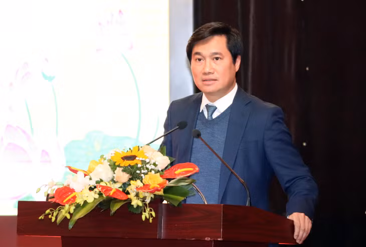 Đồng chí Nguyễn Tường Văn, Chủ tịch UBND tỉnh phát biểu tại hội nghị. 