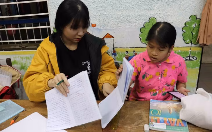 Mỗi em sẽ được một đến hai bạn sinh viên hỗ trợ.