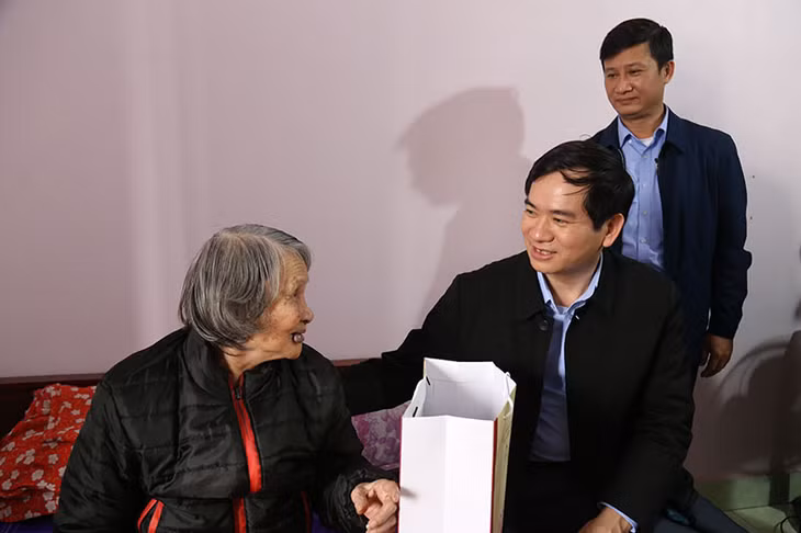 Đồng chí Vũ Quyết Tiến, Trưởng Ban Tổ chức Tỉnh ủy, Giám đốc Sở Nội vụ tỉnh thăm, chúc Tết và tặng quà các Bà mẹ Việt Nam Anh hùng Nguyễn Thị Rảnh ở khu Mỹ Cụ, phường Hưng Đạo