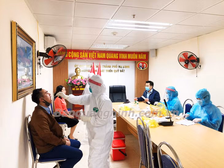 Cán bộ Trung tâm Y tế TP Hạ Long tiến hành lấy mẫu bệnh phẩm với cán bộ tại Trung tâm phát triển Quỹ đất đã tiếp xúc với 