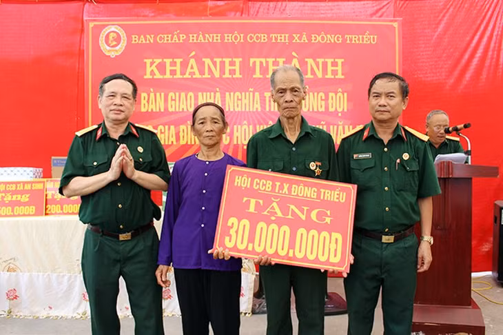  Lãnh đạo Hội CCB TX Đông Triều trao hỗ trợ sửa nhà cho gia đình CCB Vũ Văn Đang (thôn Sơn Lộc, xã An Sinh, TX Đông Triều) tháng 5/2020.