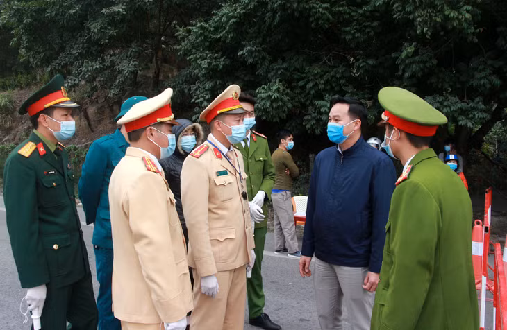 Các đồng chí lãnh đạo huyện Vân Đồn thường xuyên đi kiểm tra, động viên các lực lượng tham gia trực tại các chốt kiểm soát dịch.