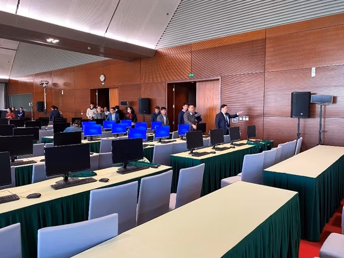 Trung tâm Báo chí trang bị các máy tính hiện đại được kết nối Internet cho các phóng viên tác nghiệp phục vụ Đại hội. Ảnh: VGP/Nguyễn Hoàng