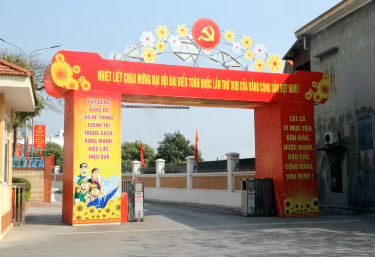 Cồng cơ quan Thị uỷ, HĐND, UBND thị xã Đông Triều được dựng thành cổng chào to đẹp.