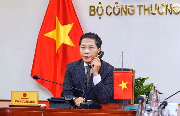Đêm 7/1 giờ Việt Nam, Bộ trưởng Trần Tuấn Anh điện đàm với Trưởng đại diện Thương mại Mỹ (USTR) Robert Lighthizer để trao đổi về các vấn đề kinh tế, thương mại song phương giữa hai nước. (Ảnh: Vietnam+)