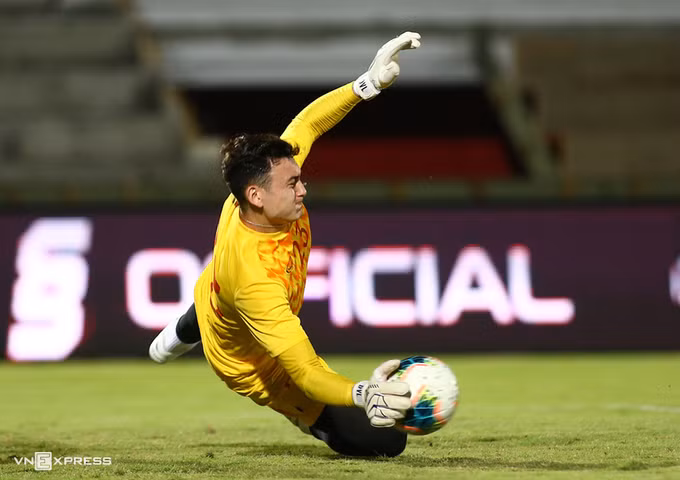 Muangthong United và Đặng Văn Lâm có thể phải nhờ FIFA giải quyết mâu thuẫn. Ảnh: Lâm Thỏa.