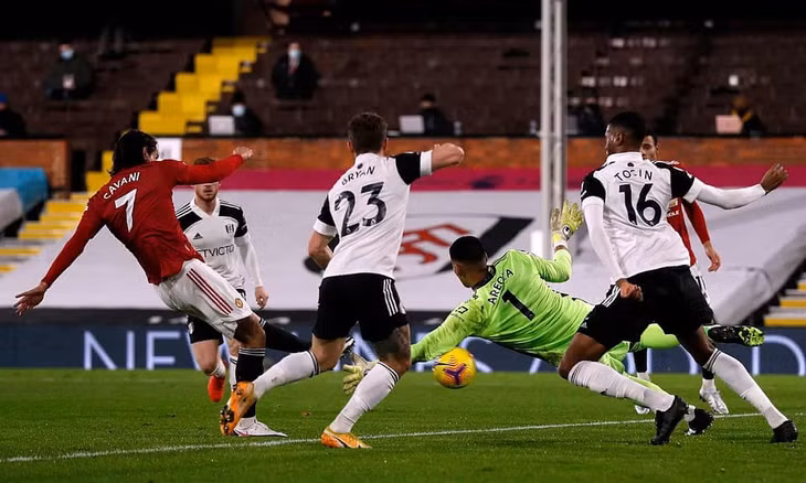 Cavani trừng phạt sai lầm của Areola, gỡ hòa 1-1 cho Man Utd. Ảnh: PA.