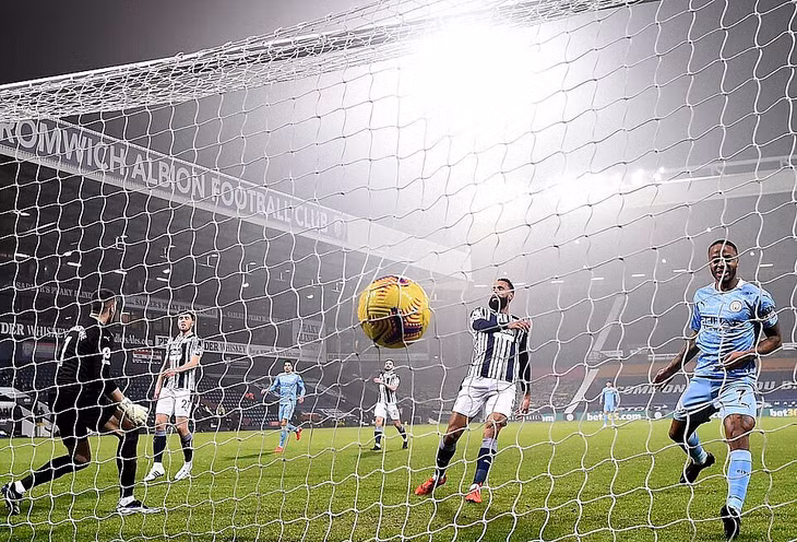 Sterling (phải) ấn định chiến thắng 5-0 cho Man City. Ảnh: PA.