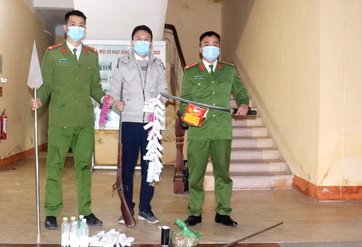Công an xã Tiền An (TX Quảng Yên) tiếp nhận vũ khí thô sơ, vật liệu nổ và pháo tự chế từ người dân