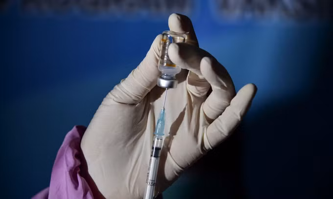 Nhân viên y tế chuẩn bị tiêm một liều vaccine của Sinovac tại Indonesia hôm 15/1. Ảnh: AFP.