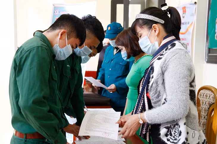 Các quân nhân hoàn thành NVQS được các doanh nghiệp trên địa bàn tư vấn, hướng nghiệp học nghề.