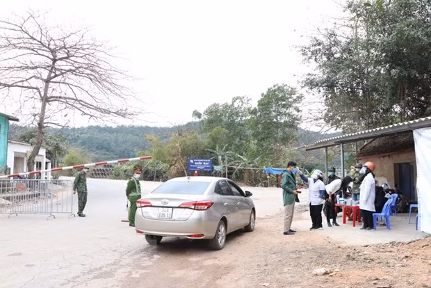 Chốt kiểm soát dịch bệnh trên QL37 đi qua địa bàn xã Lê Lợi, thành phố Chí Linh. (Ảnh: Mạnh Minh/TTXVN)