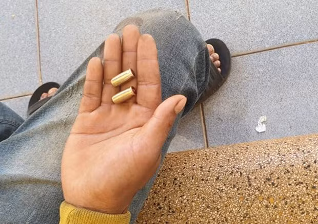 Hai vỏ đạn được gia đình nạn nhân nhặt được. (Nguồn: baogiaothong.vn)