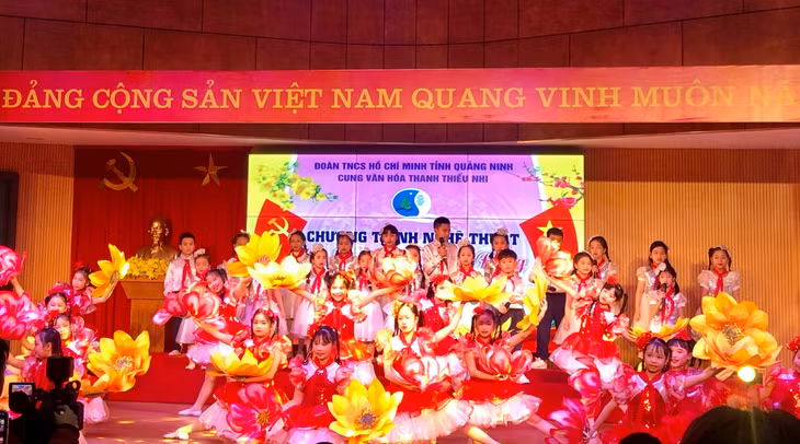 Các em thiếu nhi biểu diễn ca khúc “Bay lên nòi giống Tiên Rồng”.