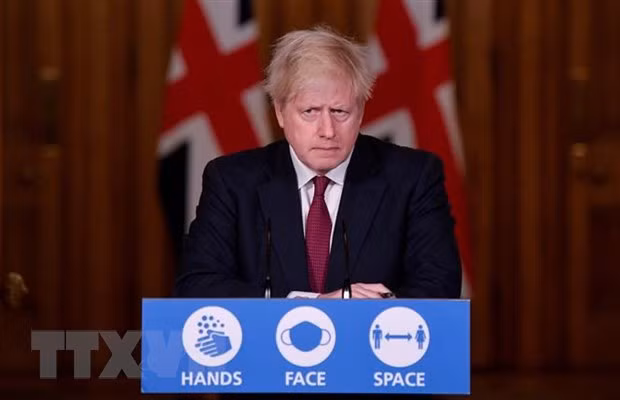 Thủ tướng Anh Boris Johnson tại cuộc họp báo ở London. (Ảnh: AFP/TTXVN)