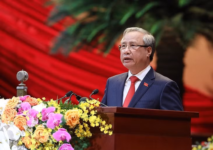 Đồng chí Trần Quốc Vượng, Ủy viên Bộ Chính trị, Thường trực Ban Bí thư đọc Báo cáo kiểm điểm sự lãnh đạo, chỉ đạo của Ban chấp hành Trung ương Đảng khóa XII. (Ảnh: TTXVN)