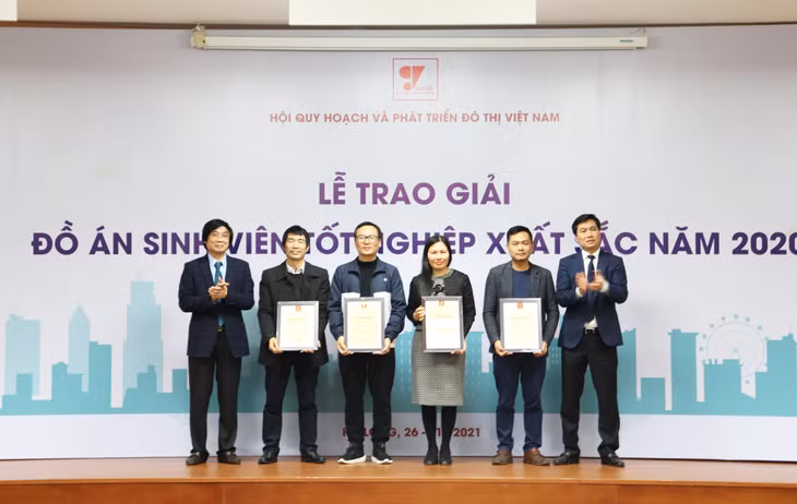 Nhân dịp này, Hội Quy hoạch Phát triển đô thị Việt Nam cũng đã trao bằng khen cho các giáo viên hướng dẫn đồ án sinh viên đạt giải thưởng đồ án sinh viên xuất sắc năm 2020.