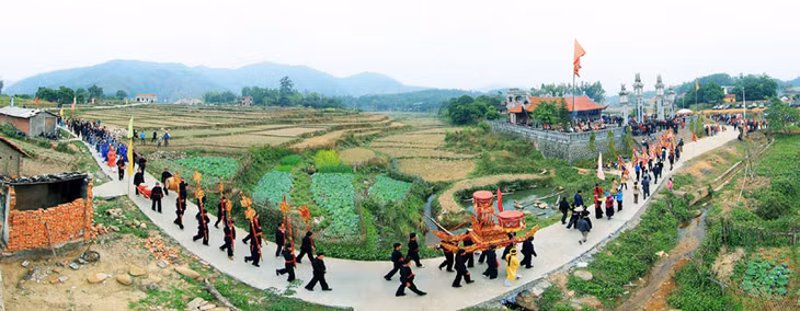 Quang cảnh đoàn rước bài vị Thành hoàng tại lễ hội đình Lục Nà năm 2018.