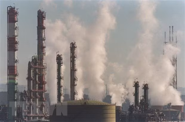 Khói bốc lên tại một nhà máy hóa dầu. (Ảnh: AFP/TTXVN)