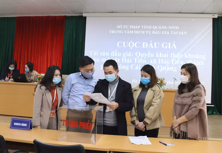 Đại diện các đơn vị kiểm tra kết quả đấu giá.