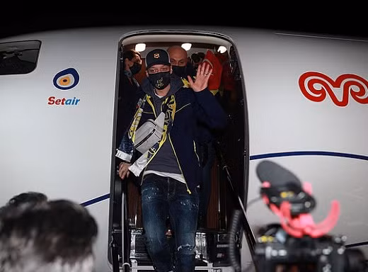 Ozil nhận được sự chào đón cuồng nhiệt khi tới Fenerbahce