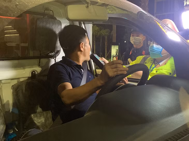 Cán bộ Đội CSGT số 2, Phòng CSGT đường bộ đường sắt kiểm tra nồng độ cồn người điều khiển xe ô tô trên QL18 đoạn đi qua địa bàn TP Hạ Long. 