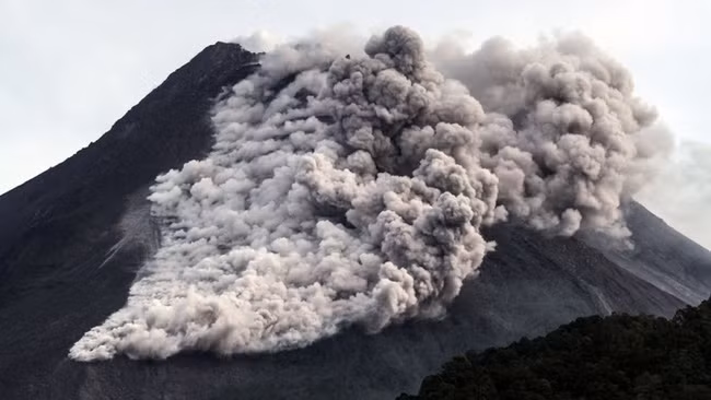 Núi lửa Merapi phun đám mây nóng. Nguồn: Antara