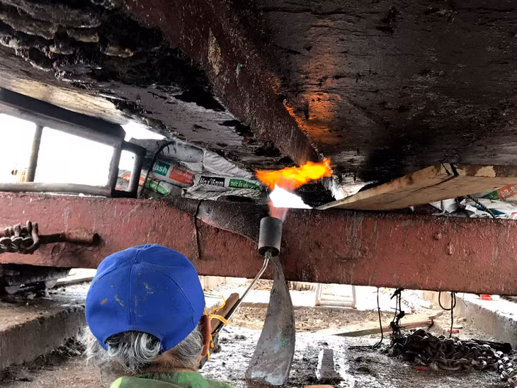 Tàu của anh Đỗ Văn Thuyết (xã Hạ Long, huyện Vân Đồn) được kiểm tra, hàn chắc chắn để đảm bảo an toàn.