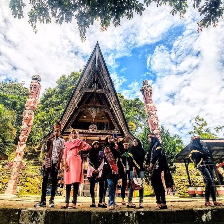 Giao thiệp với người địa phương để có thêm những người bạn mới. Nguồn: travel_advisory
