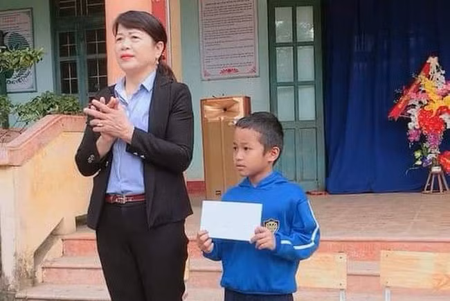 Lãnh đạo nhà trường biểu dương em Doanh vì hành động không tham của rơi.