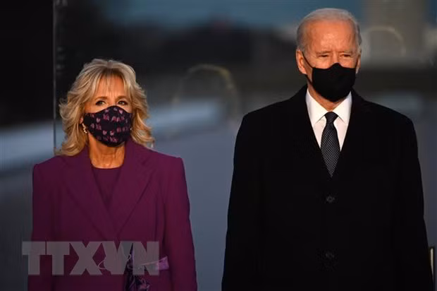 Tổng thống đắc cử Mỹ Joe Biden (phải) cùng phu nhân Dr. Jill Biden trong lễ tưởng niệm các nạn nhân COVID-19 tại đài tưởng niệm Lincoln ở Washington, DC ngày 19/1/2021. (Ảnh: AFP/TTXVN)