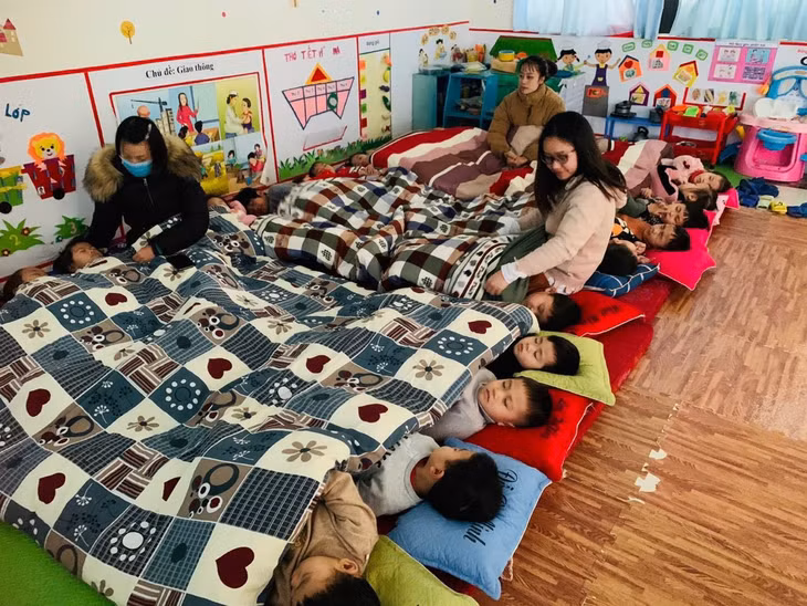 Trường Mầm non thị trấn Ba Chẽ, huyện Ba Chẽ trang bị đủ chăm ấm cho trẻ.