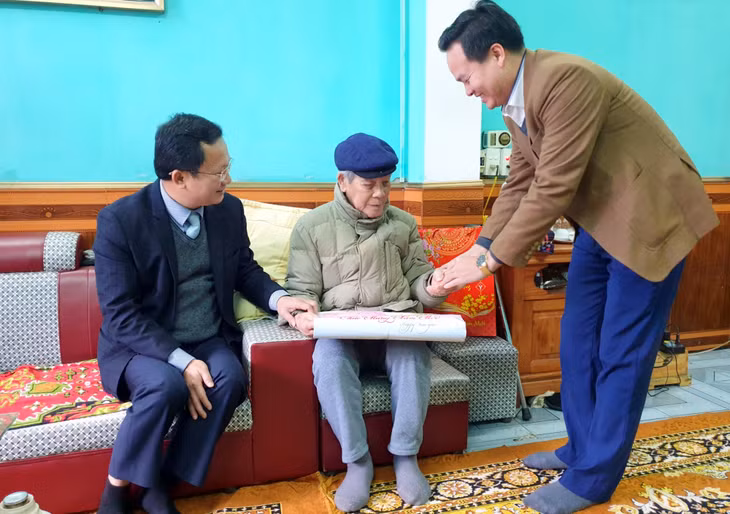 Lãnh đạo tỉnh và lãnh đạo huyện Vân Đồn tặng quà Tết cho thương binh hạng 2/4 Lưu Huyền Thanh, tại thị trấn Cái Rồng. Ảnh: Tôn Vũ