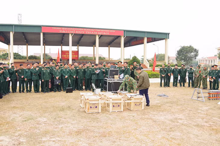 Kiểm tra bắn súng ngắn K54 bài 1b đối với lớp tập huấn cán bộ năm 2021.