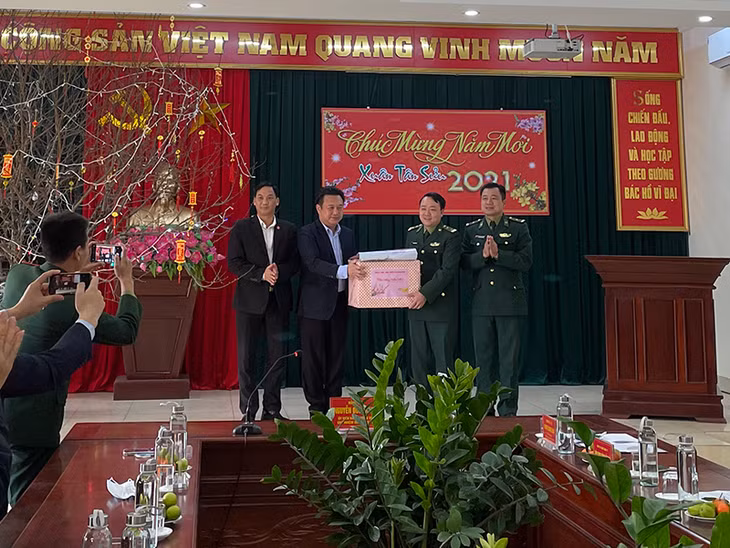 Nguyễn Đức Thành, Ủy viên BTV, Chủ nhiệm Ủy ban Kiểm tra Tỉnh ủy cũng đã đến thăm, tặng quà, chúc Tết cán bộ, chiến sĩ Đôn Biên phòng Cửa khẩu cảng Cẩm Phả. 