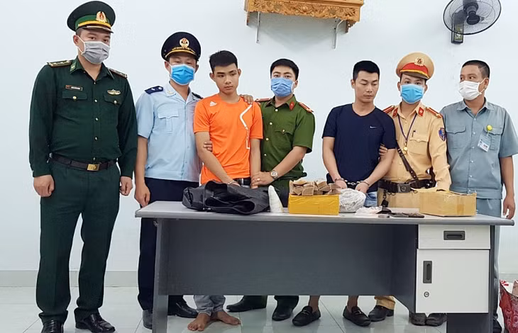  Trạm Km15 bắt giữ các đối tượng vụ vận chuyển hơn 3,1kg sừng tê giác, trị giá hơn 3 tỷ đồng, ngày 23/3/2020.