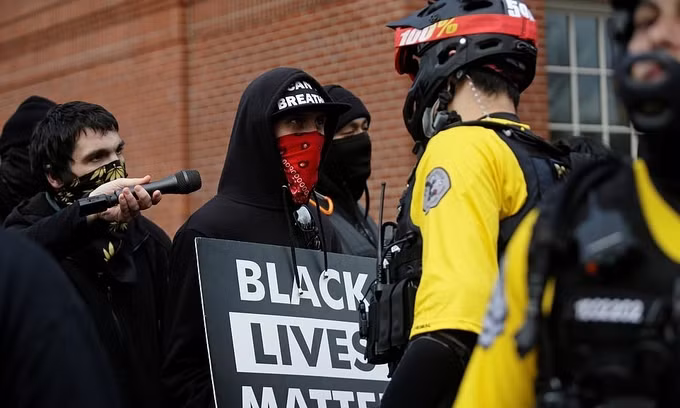 Người biểu tình ủng hộ phong trào Black Lives Matter đối đầu với cảnh sát sau lễ nhậm chức của Biden tại Portland, bang Oregon, hôm 20/1. Ảnh: Reuters