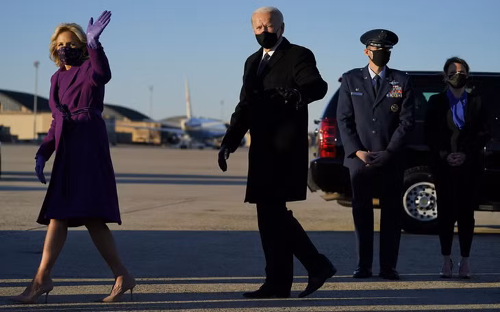 Tổng thống đắc cử Joe Biden và phu nhân Jill Biden tới căn cứ không quân Andrews, ngày 19-1. (Ảnh: AP) 