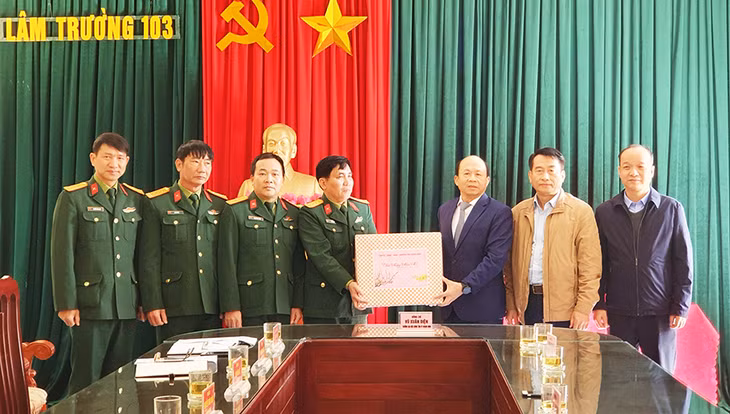 Đồng chí Vũ Văn Diện, Ủy viên Ban Thường vụ, Trưởng Ban Nội chính Tỉnh ủy chúc tết Lâm trường 103.