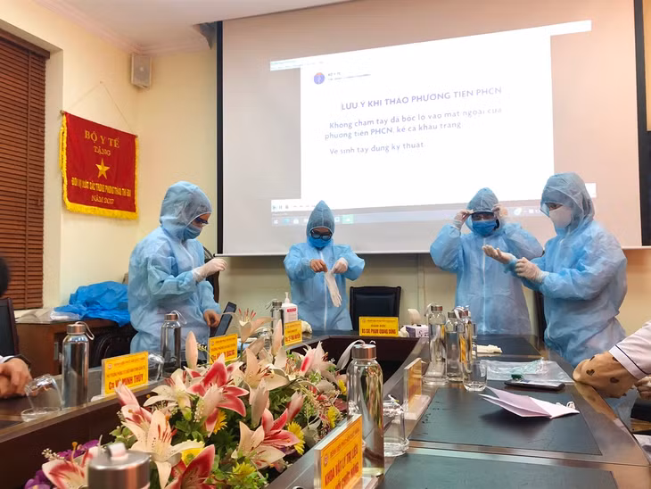 Bệnh viện Phục hồi chức năng tỉnh tổ chức tập huấn cho nhân viên y tế sẵn sàng tham gia phòng chống dịch.