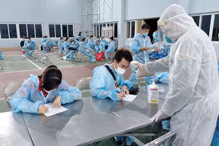 Lực lượng y tế Bộ CHQS tỉnh Quảng Ninh, làm thủ tục tiếp nhận 83 công dân Việt Nam về từ Nhật thực hiện cách ly phòng, chống dịch Covid-19.