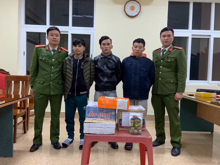Các đối tượng Phạm Văn Trọng, Trương Văn Minh, Đỗ Văn Tuấn (từ trái sang phải) cùng tang vật thu giữ