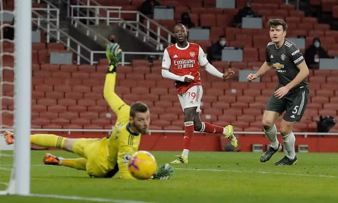 Nicolas Pepe (giữa) sút chệch cột dọc Man Utd. Ảnh: NMC Pool