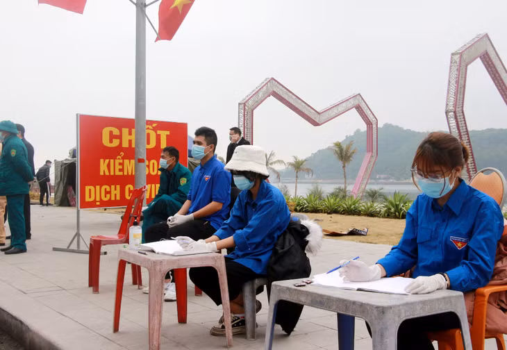 Lực lượng đoàn viên, thanh niên được trưng dụng tham gia làm nhiệm vụ đo thân nhiệt, kê khai lịch trình đi lại của người dân ra, vào huyện.