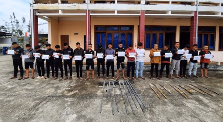 Các đối tượng cùng hung khí.