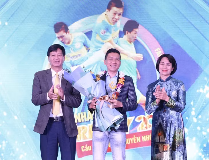 Nguyễn Nhớ nhận giải thưởng Fair Play 2020. (Ảnh: PLO).