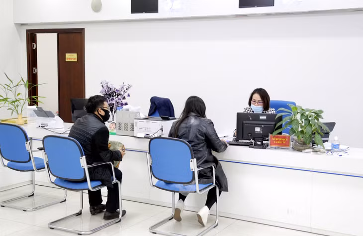 Cán bộ Sở KH&ĐT tiếp nhận, hướng dẫn thủ tục thành lập mới doanh nghiệp tại Trung tâm Phục vụ hành chính công tỉnh.