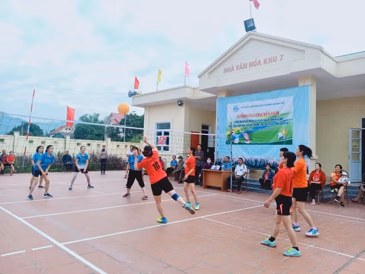Chị em hội viên Hội LHPN phường Hoành Bồ tham gia giải bóng chuyền hơi chào mừng kỉ niệm 90 năm ngày thành lập Hội LHPN Việt Nam.
