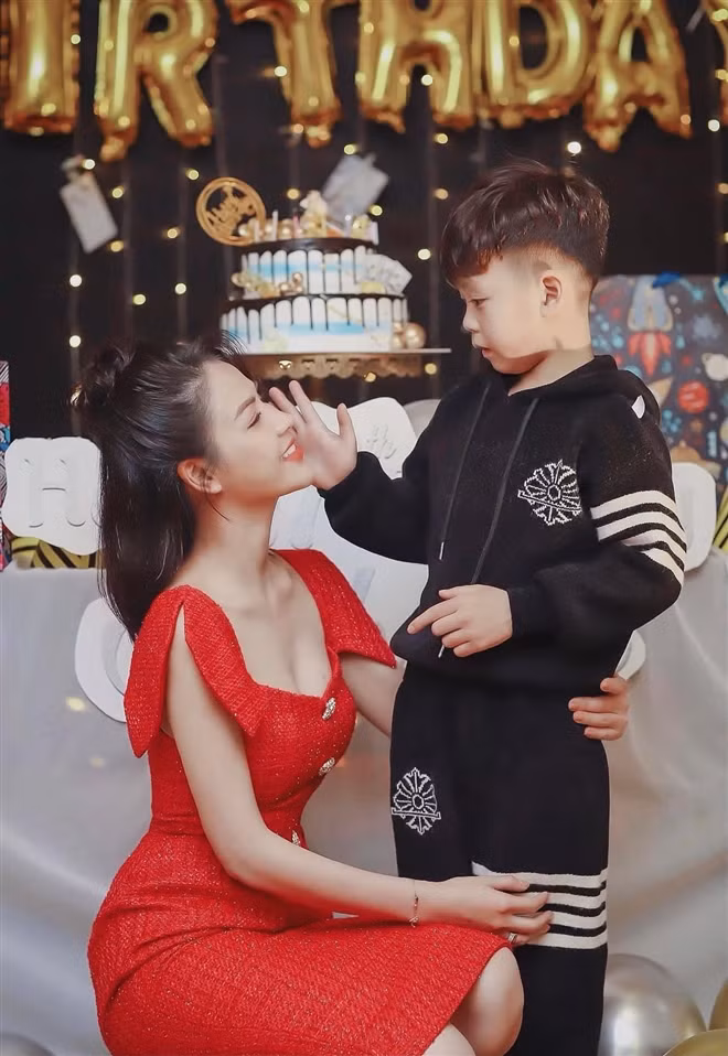 Lương Thu Trang và con trai.